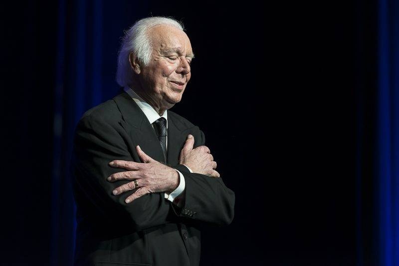 وفاة «صوت البرتغال» كارلوس دو كارمو عن 81 عاما