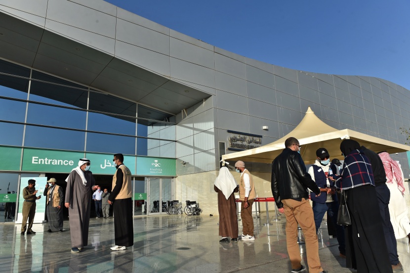  مركز لقاحات كورونا في الرياض يشهد اليوم حضورا كبيرا في ظل تنظيم وانسيابية تامة لتسهيل الحصول على اللقاح. 