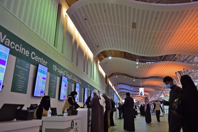  مركز لقاحات كورونا في الرياض يشهد اليوم حضورا كبيرا في ظل تنظيم وانسيابية تامة لتسهيل الحصول على اللقاح. 