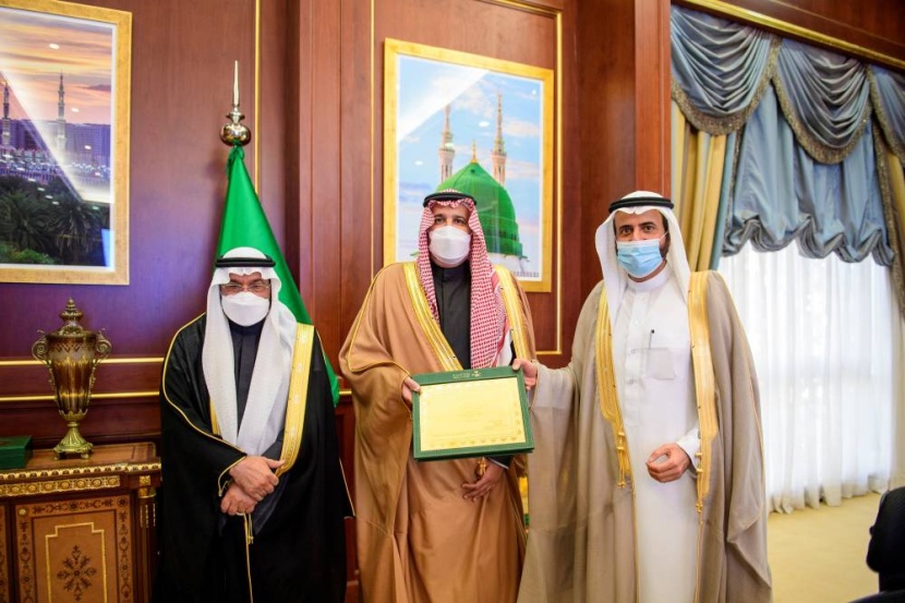 الأمير فيصل بن سلمان يتسلم شهادة «المدينة الصحية» من «الصحة العالمية»