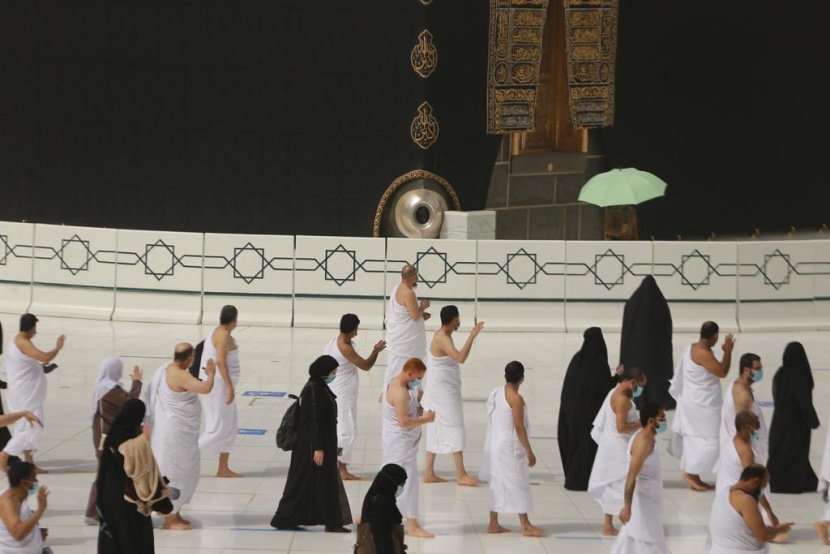 جموع المصلين في المسجد الحرام يؤدون صلاة الجمعة وسط تطبيق الإجراءات الاحترازية والوقائية