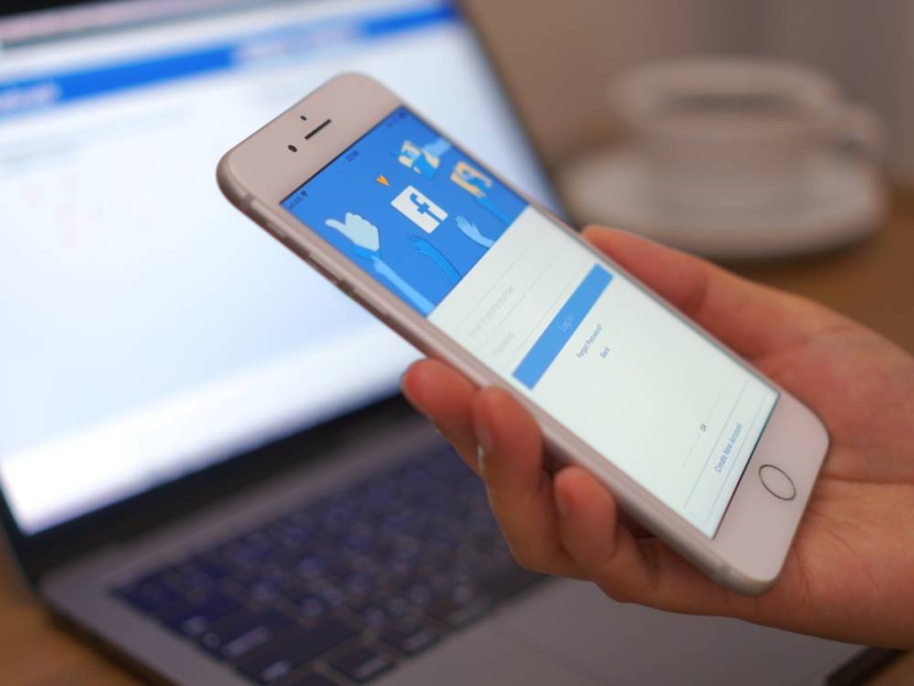 تسجيل خروج لأصحاب «آيفون» من «فيسبوك» .. وتكهن باختراق