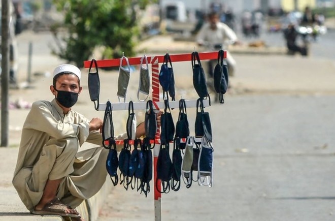 يرون أن خطر كورونا مبالغ فيه .. نصف الباكستانيون قد يرفضون الحصول على اللقاح