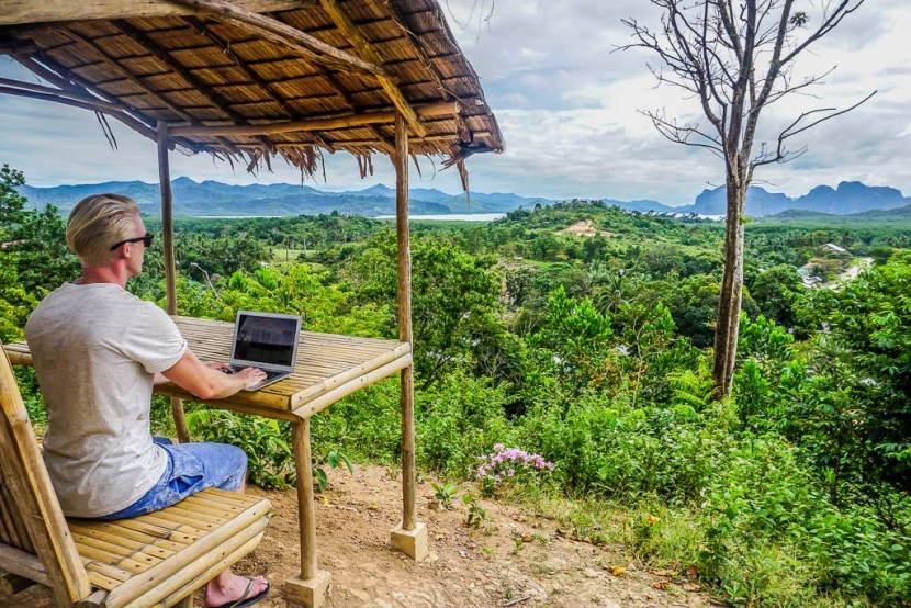 «رحالة رقميون» ينتقلون من مدن إسبانيا إلى قراها خلال الوباء