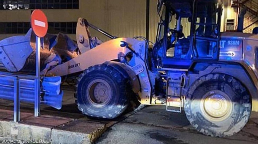 انتقاما من «مرسيدس» .. عامل يحطم 50 سيارة