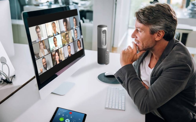 شركات تضع "قواعد لباس" خلال العمل من المنزل