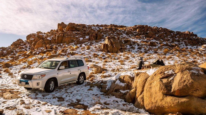 جبل اللوز .. «كشتة شتاء السعودية» فوق الثلوج الناصعة