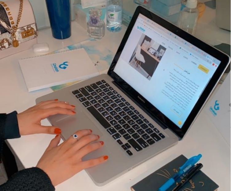 موظفة سعودية تبدد هاجس وسيلة النقل بالتسجيل في "وصول"