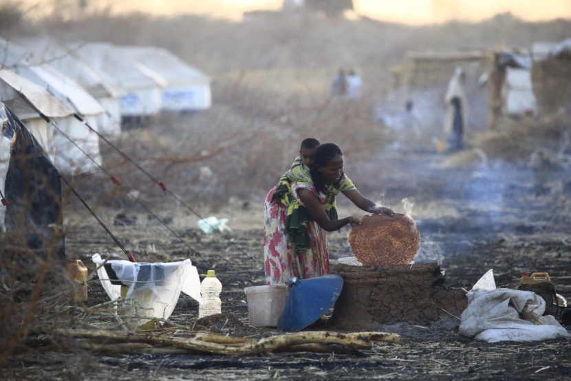 إثيوبية تعد الطعام لعائلتها في مخيم أم ركبة للاجئين في القضارف شرق السودان