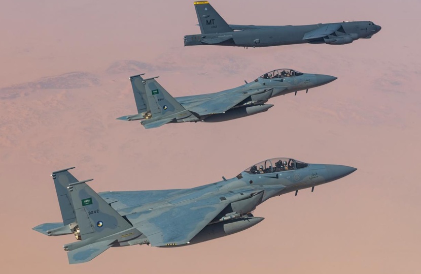 المقاتلات السعودية "f-15" والقاذفات الأمريكية الاستراتيجية "B-52" في تمرين مشترك
