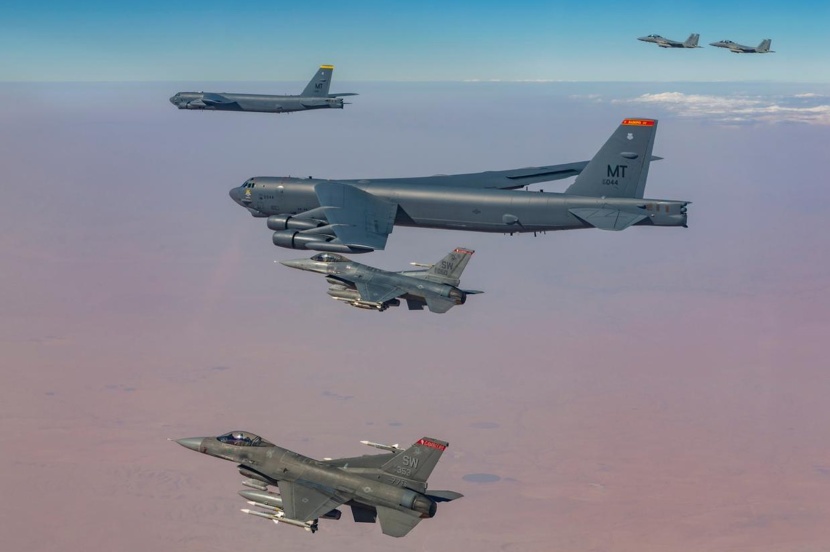 المقاتلات السعودية "f-15" والقاذفات الأمريكية الاستراتيجية "B-52" في تمرين مشترك