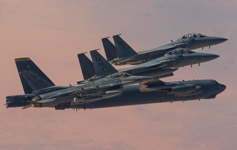 المقاتلات السعودية "f-15" والقاذفات الأمريكية الاستراتيجية "B-52" في تمرين مشترك
