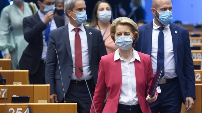 المفوضية الأوروبية تعترف : الموافقات على اللقاحات المضادة لكورونا جاءت متأخرة