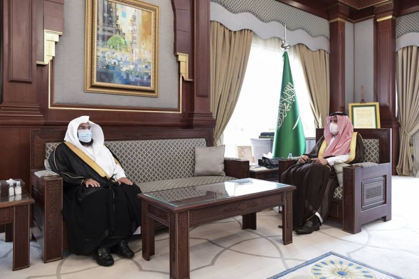 أمير المدينة المنورة يطلع على تقرير رئاسة الحرمين في خدمة الزائرين