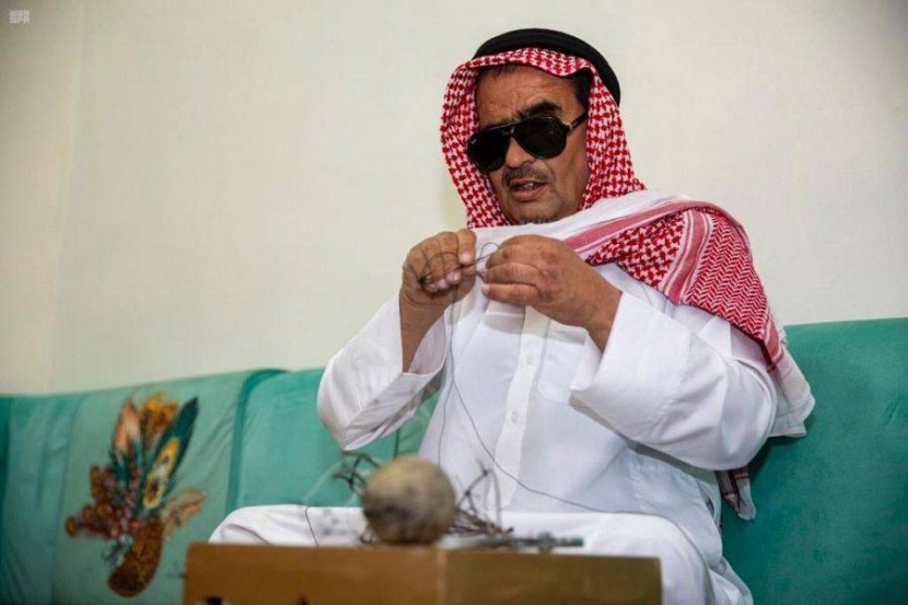 نادي الصقور يدعم كفيفا احترف صناعة معدات الصيد