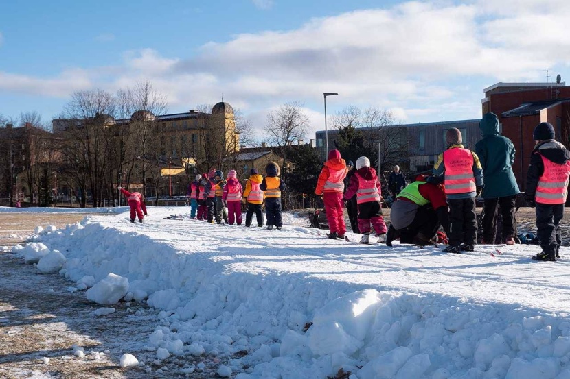 في النرويج .. غاب ثلج الشتاء فأحضرت السلطات جبالا منه للمتزلجين