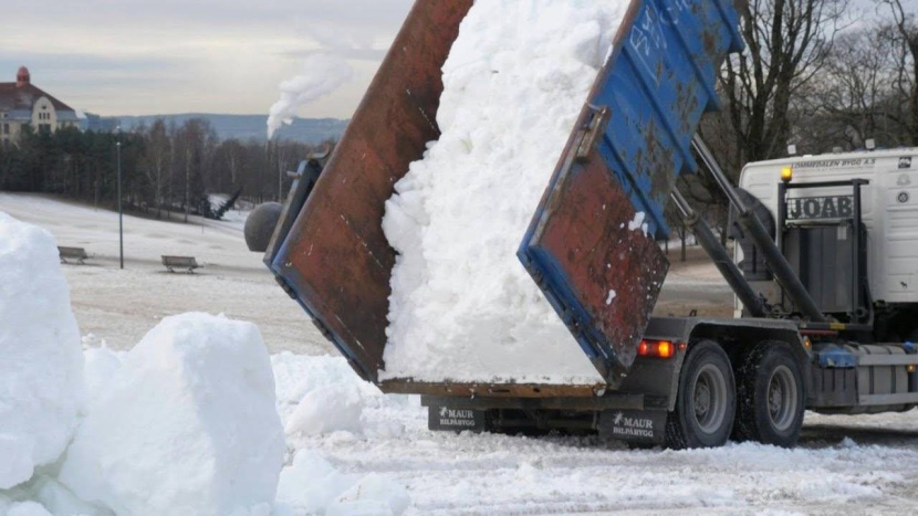في النرويج .. غاب ثلج الشتاء فأحضرت السلطات جبالا منه للمتزلجين