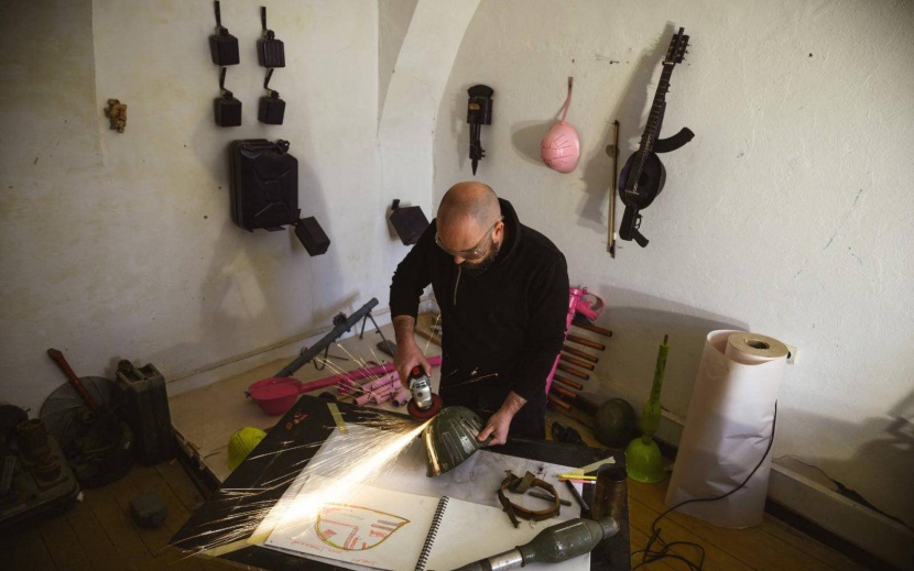 فنان صربي يحول أسلحة الحرب إلى آلات موسيقية