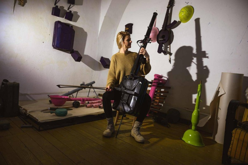 فنان صربي يحول أسلحة الحرب إلى آلات موسيقية