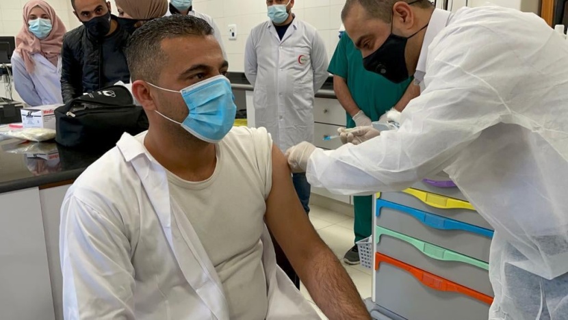باثنين وعشرين ألف جرعة فقط.. غزة تبدأ برنامج تطعيم من فيروس كورونا 