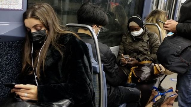 مسؤولة طبية في إنجلترا: وضع الكمامات قد لا يكون ضروريا في الصيف 