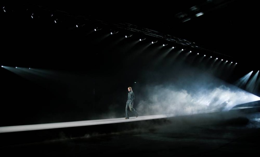 الجائحة تبقي عروض الأزياء أسيرة العالم الافتراضي