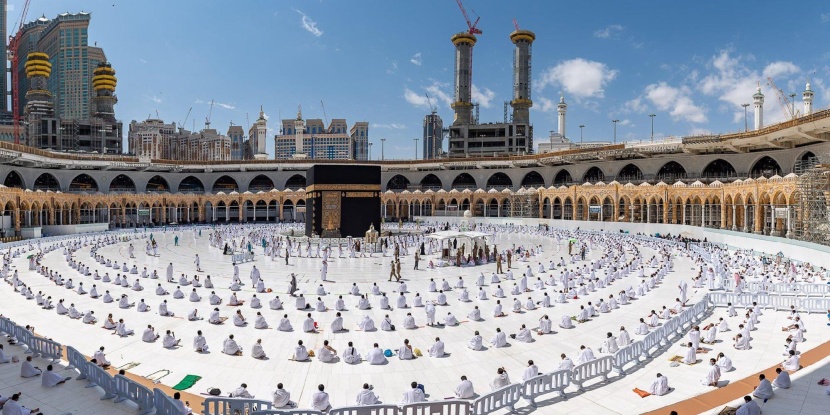  جموع من المصلين يؤدون صلاة الجمعة في المسجد الحرام.