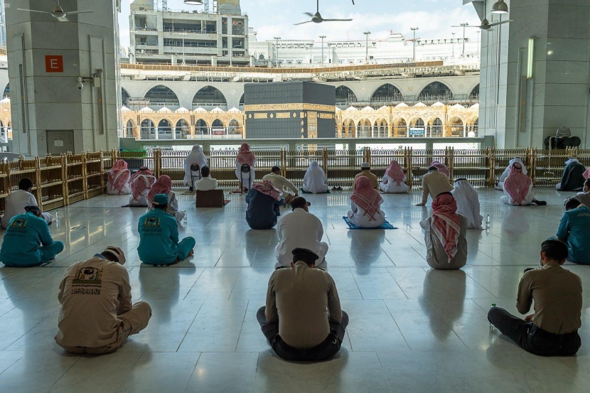  جموع من المصلين يؤدون صلاة الجمعة في المسجد الحرام.