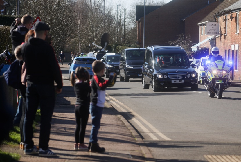 بعد أن جمع 45 مليون دولار للعاملين في القطاع الصحي.. جنازة عسكرية لتوديع الكابتن توم