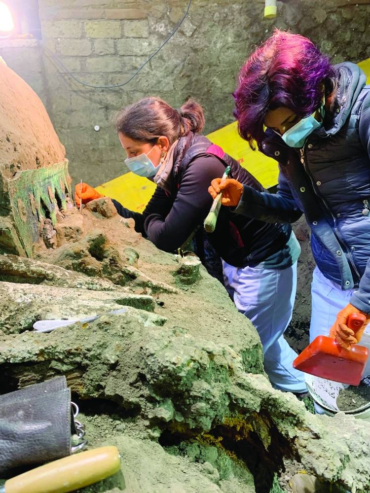 العثور على عربة أثرية رومانية قرب بومبي الإيطالية