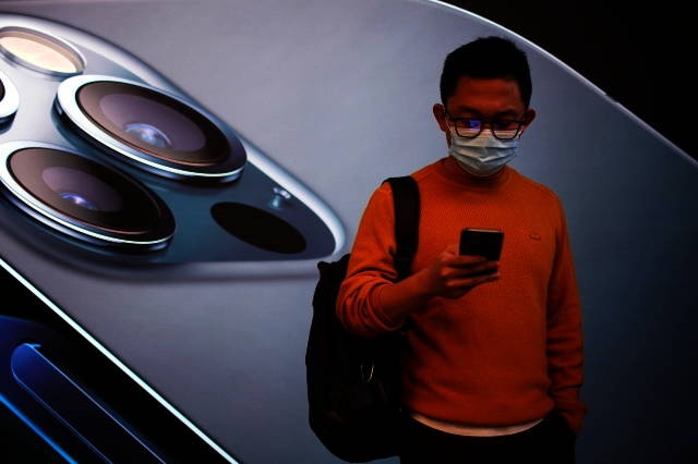 «أبل» تضع حلا جزئيا لمشكلة الكمامات وفتح أجهزة «آيفون»