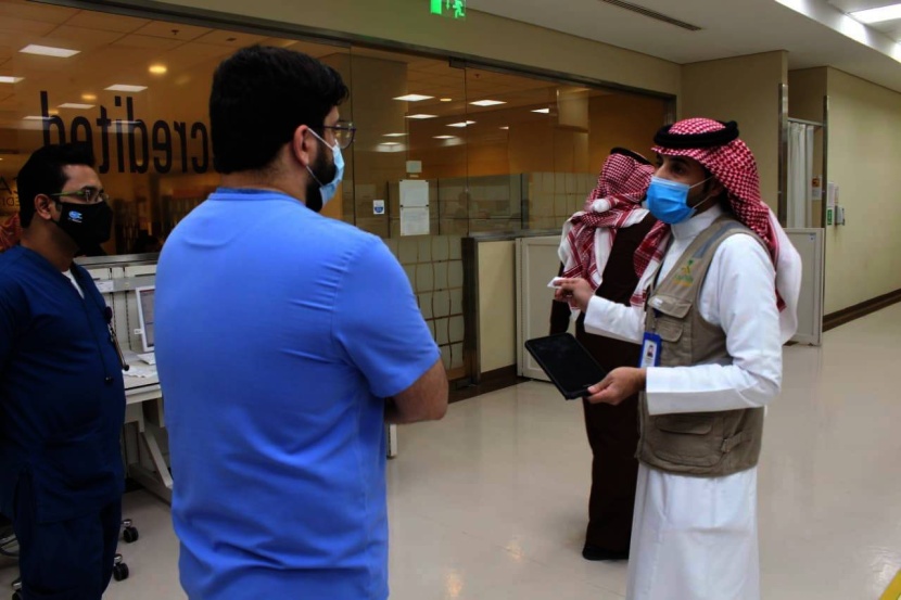 متطوعون يبادرون بتوعية المجتمع بالإجراءات الاحترازية من كورونا