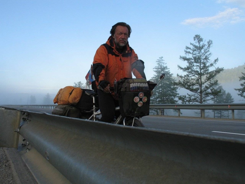 روسي يطوف 96 دولة خلال 21 عاما على دراجته