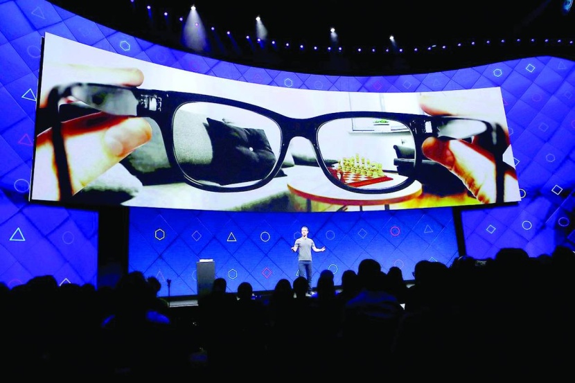 «فيسبوك» تدرس إضافة تكنولوجيا التعرف على الوجه إلى نظارتها الذكية