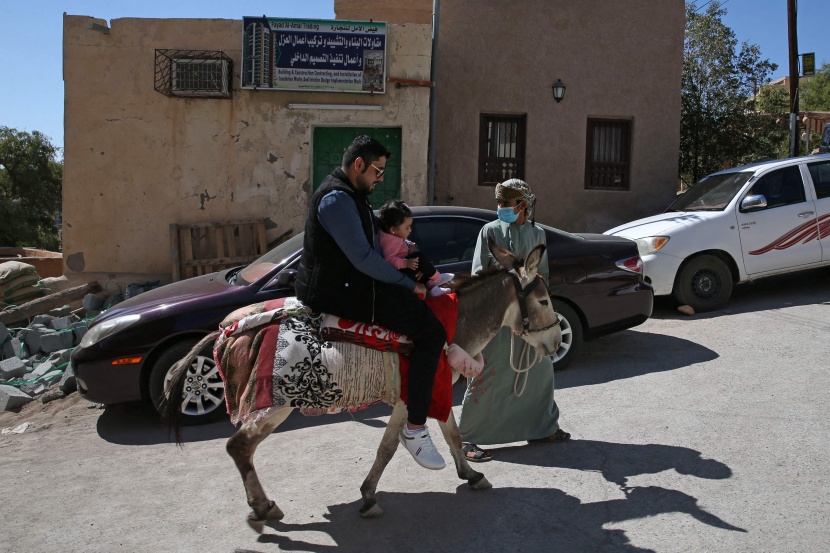  فنادق الطين مقصد سياحي يستقطب الزوار في قرية عمانية
