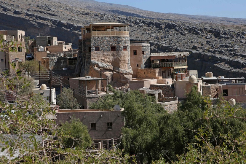  فنادق الطين مقصد سياحي يستقطب الزوار في قرية عمانية