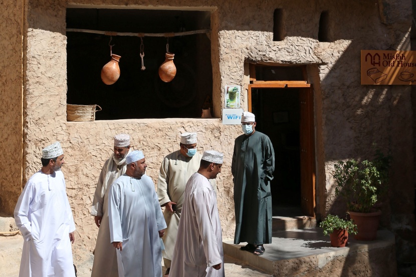  فنادق الطين مقصد سياحي يستقطب الزوار في قرية عمانية