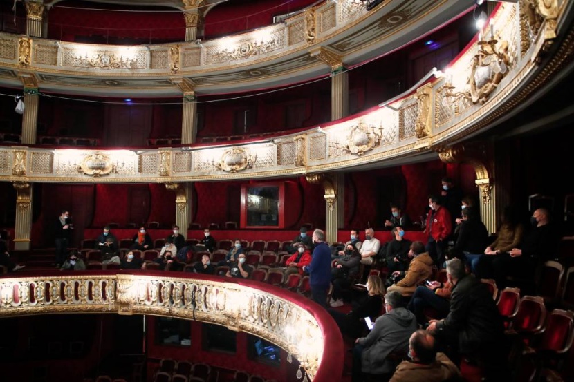 احتجاجا على القيود .. سينما فرنسية تفتح بالمجان ومثقفون يحتلون المسارح