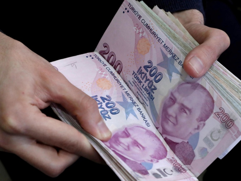 الليرة التركية تتراجع قبيل قرار المركزي بشأن الفائدة.. الدولار = 7.49 ليرة