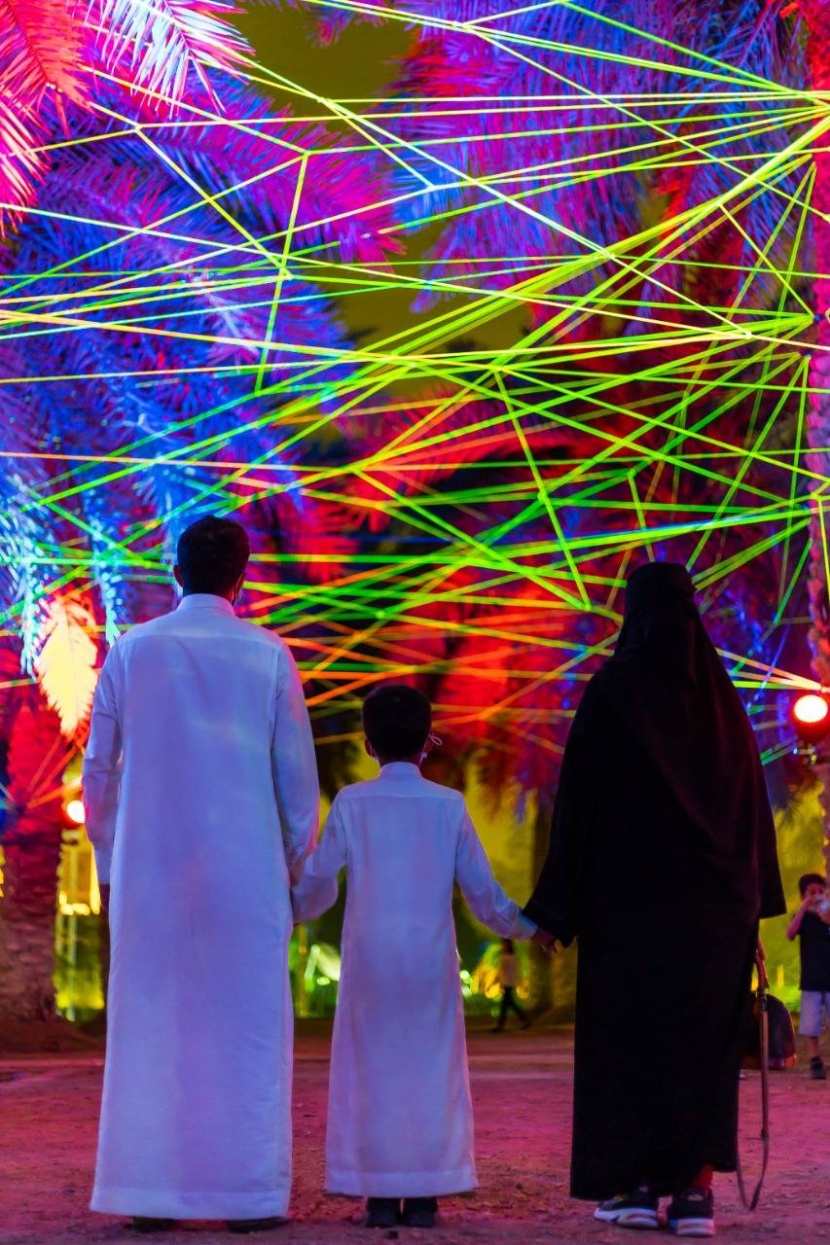 تفاعلا مع "نور الرياض" .. الطرق والساحات تتزين فرحا بزوارها