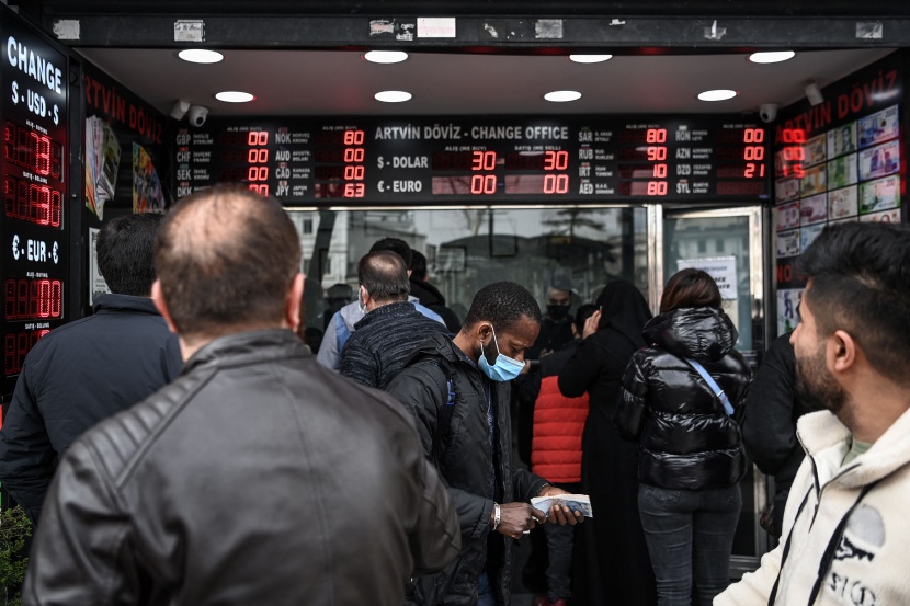  ازدحام شديد على تحويل العملات في تركيا مع تراجع كبير في قيمة الليرة على خلفية إقالة محافظ البنك المركزي