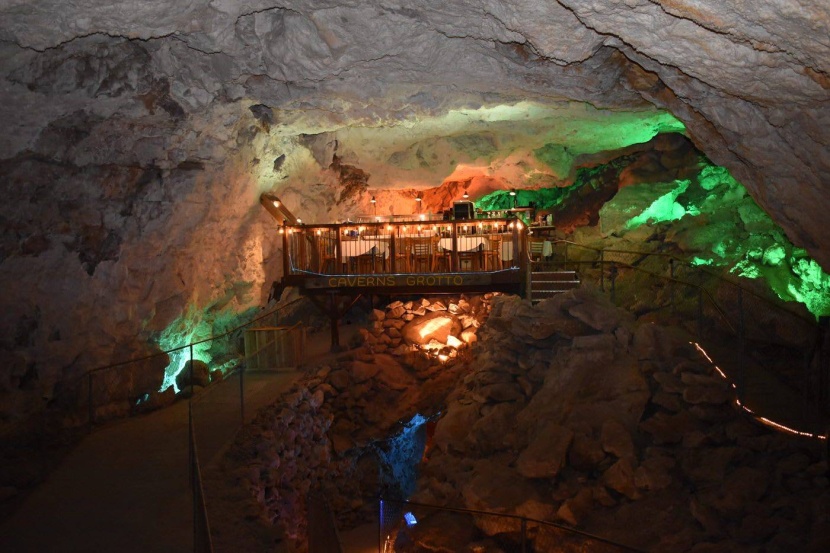 لمحبي الهدوء .. تناول الطعام داخل كهوف عمرها 65 مليون عام