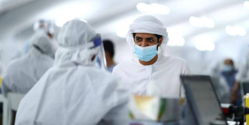 الإمارات تلزم العاملين في أنشطة معينة بفحص كورونا كل أسبوعين 