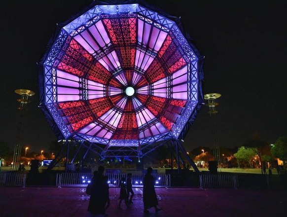 القبة .. عمل فني روسي يتوسط مركز الملك عبدالعزيز التاريخي