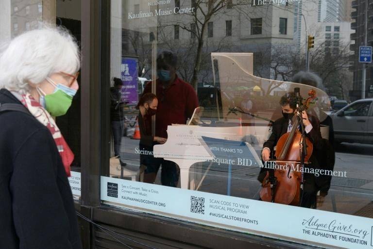 موسيقى من خلف زجاج المتاجر لإعادة التواصل مع الجمهور