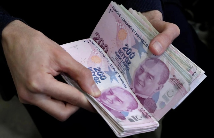 الليرة التركية تتراجع إلى 8.29 مقابل الدولار بعد إقالة نائب محافظ البنك المركزي