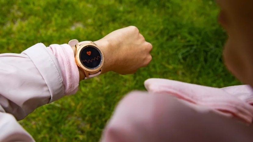 باحثون : نسعى لتطوير رباط يد قادر على قياس الأنشطة الكهربائية للقلب