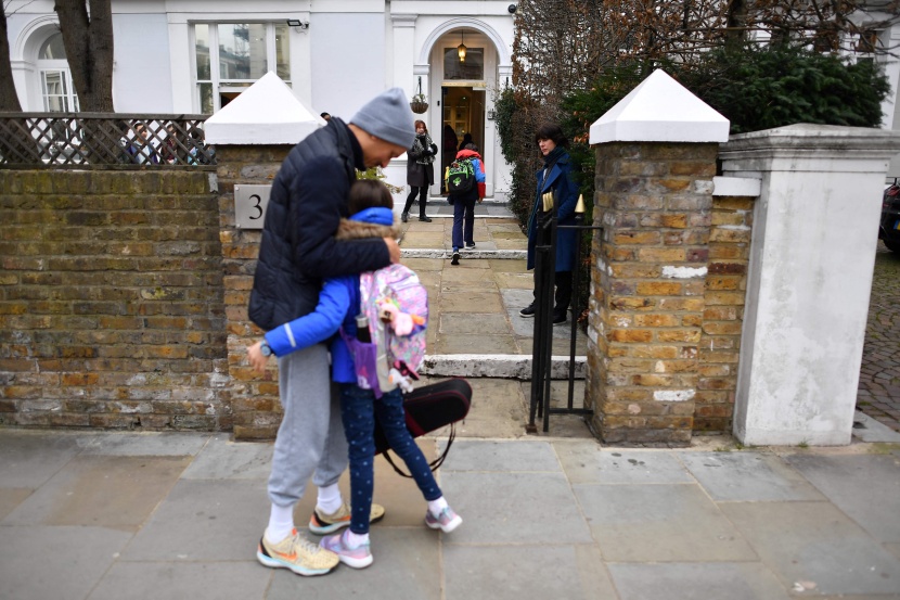  الطلاب يعودون إلى المدارس في إنجلترا مع تخفيف قيود كورونا