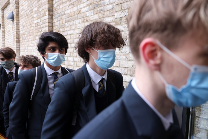  الطلاب يعودون إلى المدارس في إنجلترا مع تخفيف قيود كورونا