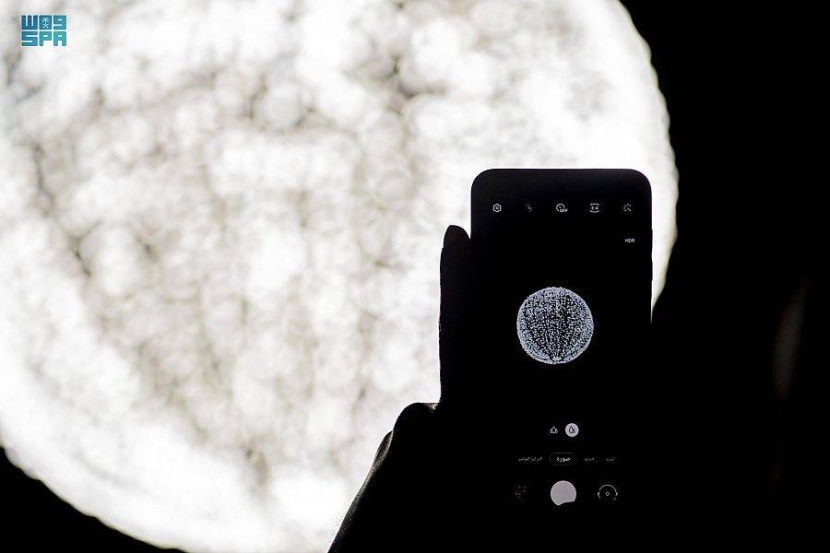 «قمر اصطناعي» مضاء بمصابيح كهربائية يبهر زوار وادي حنيفة